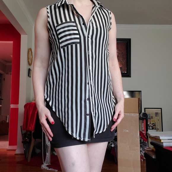 Forever 21 set of 2 button blouses - Picture 5 of 9